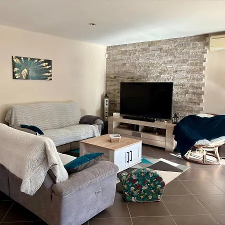 Maison Avec Piscine à Proximité De La Cité Villa